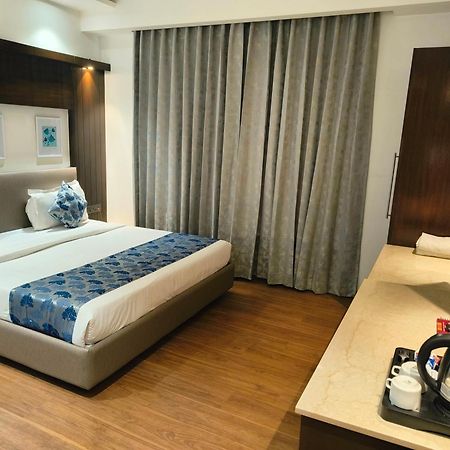 Hotel The Pearl, City Center - Traveler'S Choice Award Winner For 2025 ニューデリー エクステリア 写真