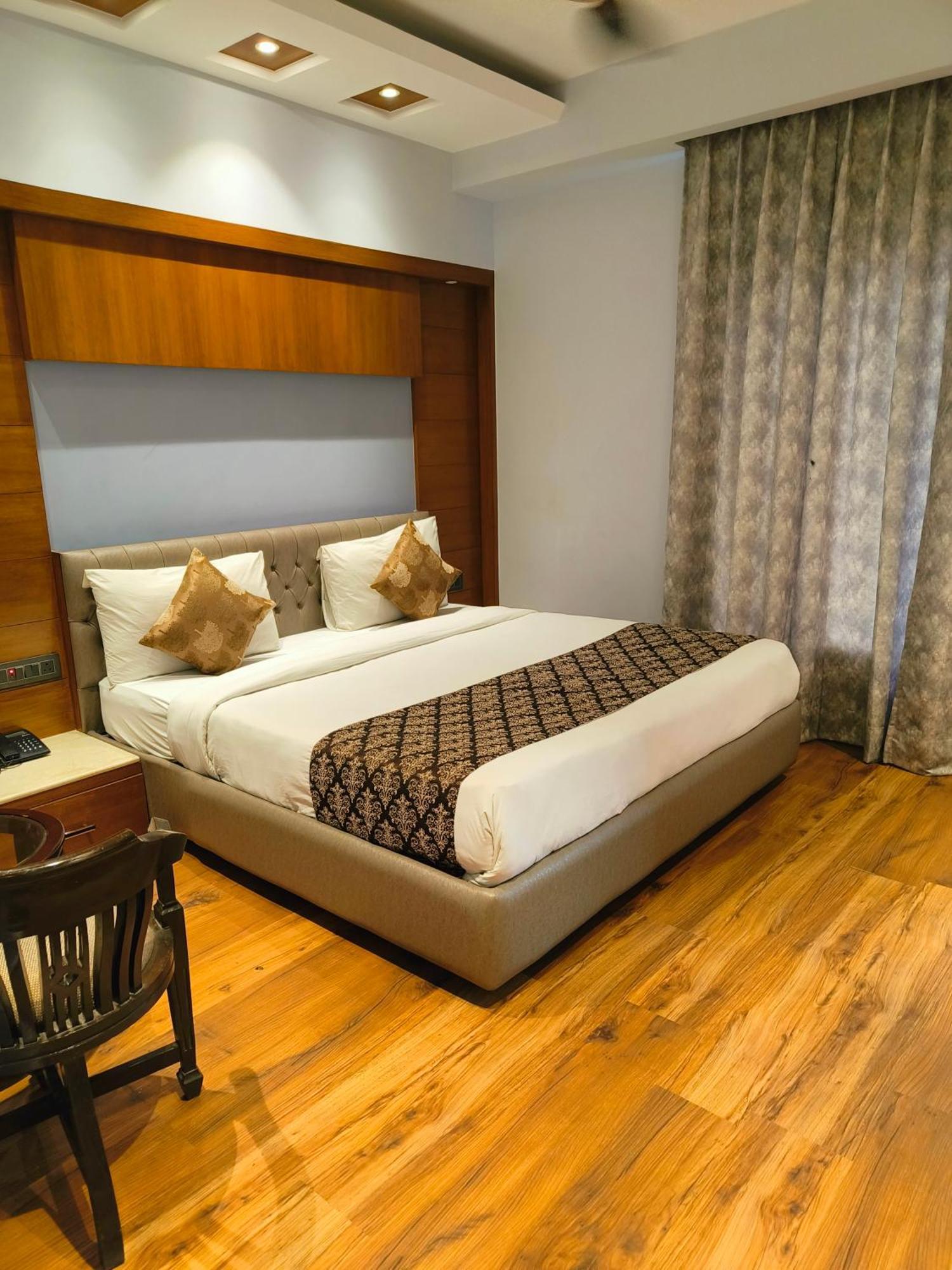 Hotel The Pearl, City Center - Traveler'S Choice Award Winner For 2025 ニューデリー エクステリア 写真