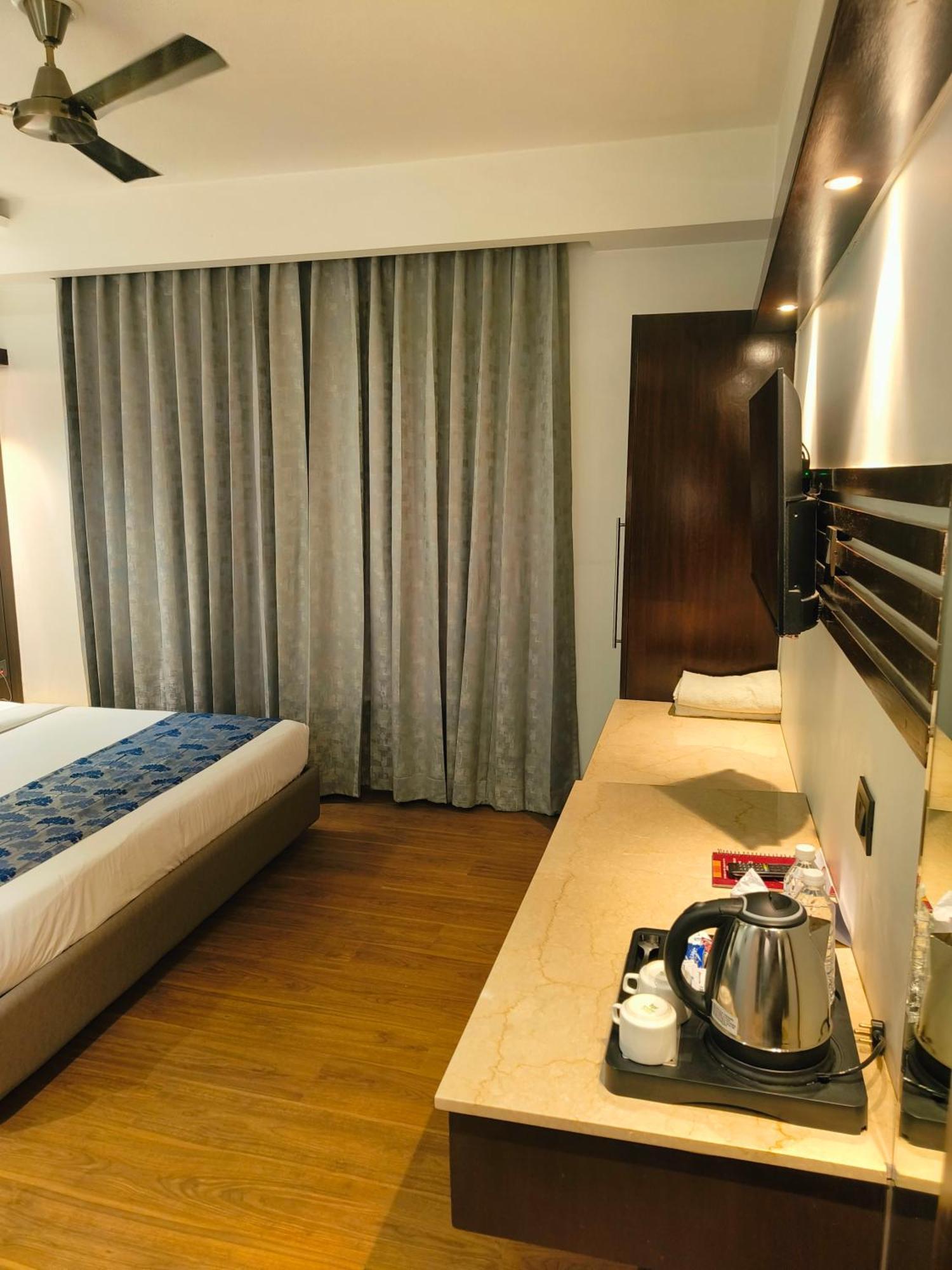 Hotel The Pearl, City Center - Traveler'S Choice Award Winner For 2025 ニューデリー エクステリア 写真