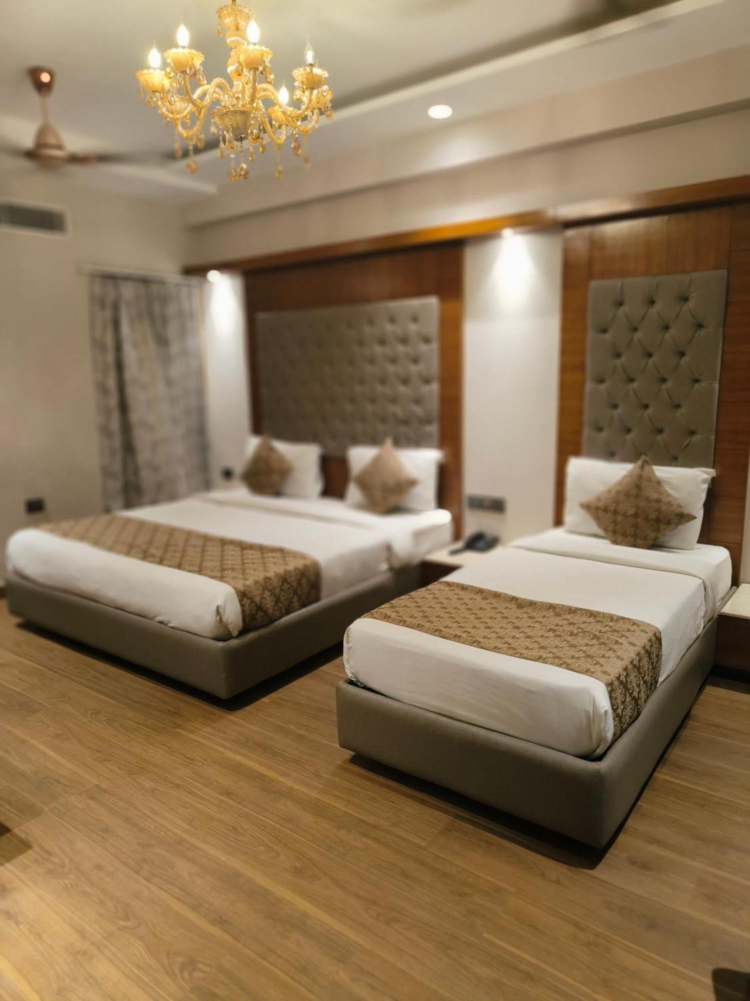 Hotel The Pearl, City Center - Traveler'S Choice Award Winner For 2025 ニューデリー エクステリア 写真