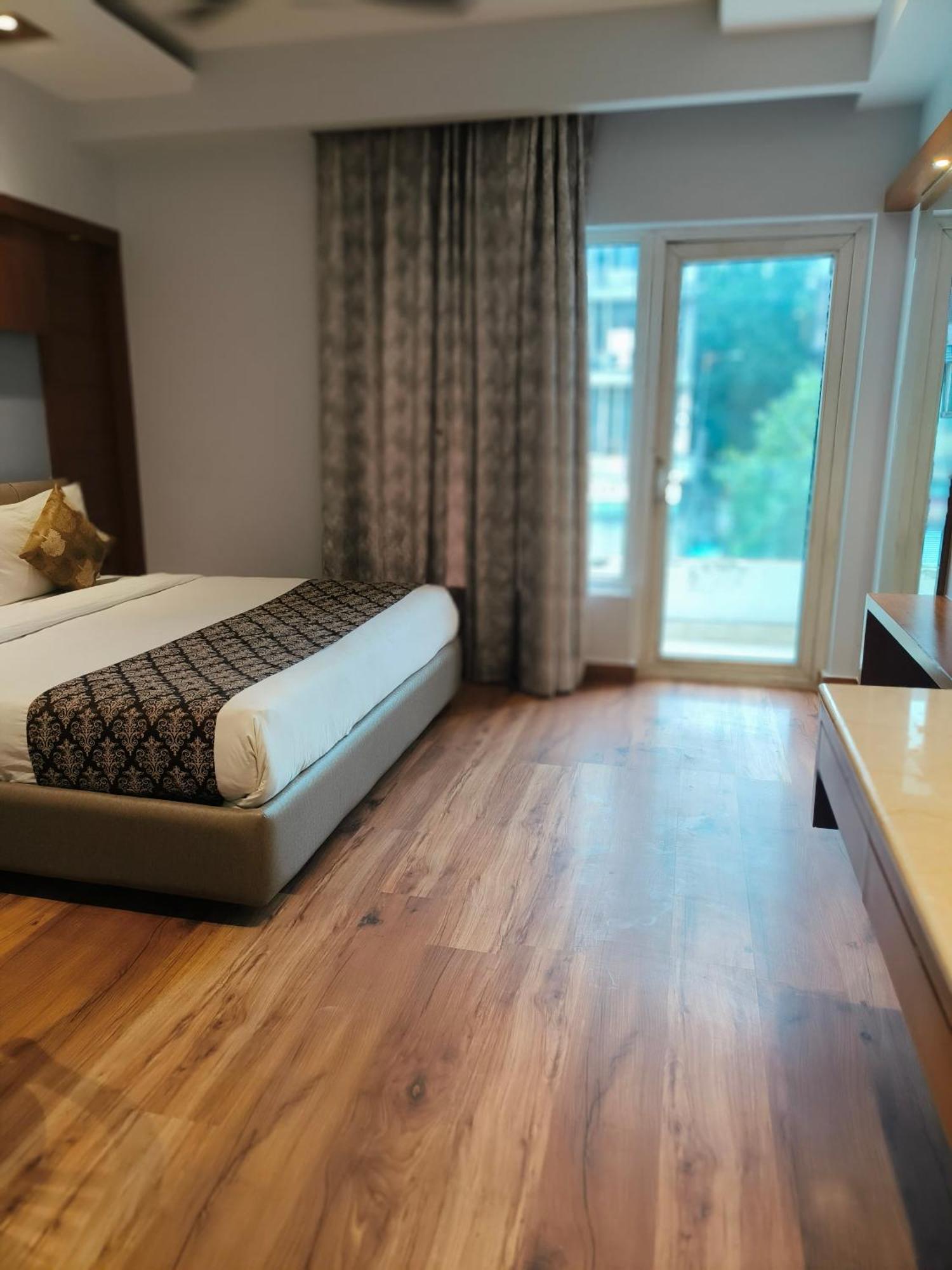 Hotel The Pearl, City Center - Traveler'S Choice Award Winner For 2025 ニューデリー エクステリア 写真