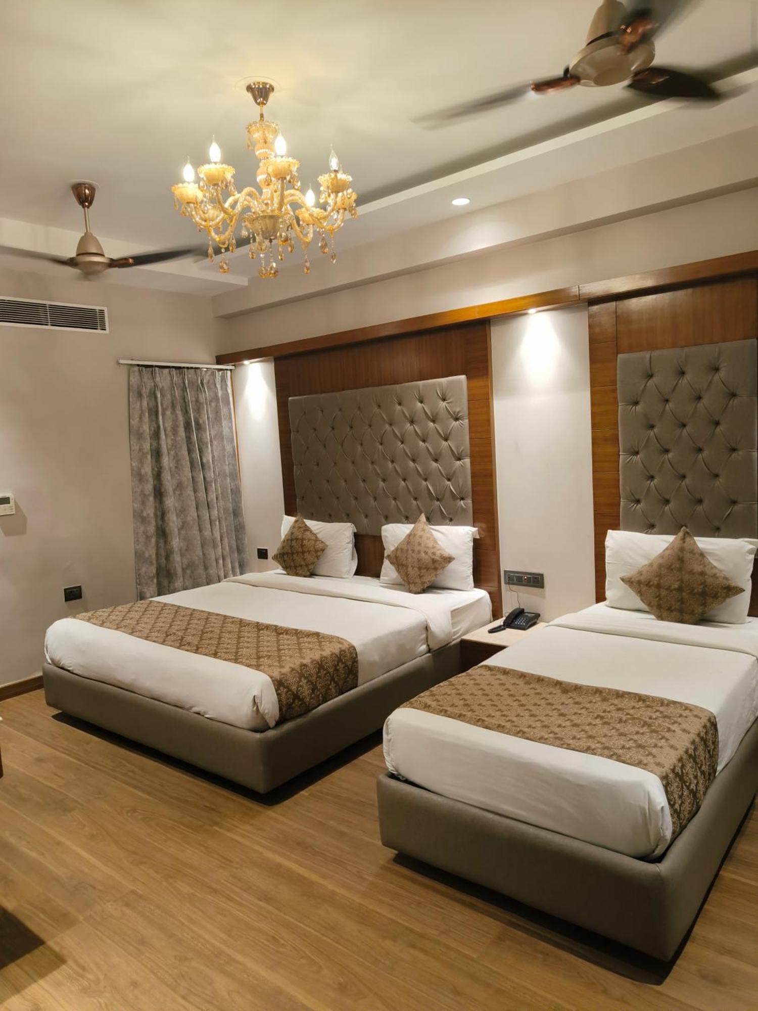Hotel The Pearl, City Center - Traveler'S Choice Award Winner For 2025 ニューデリー エクステリア 写真