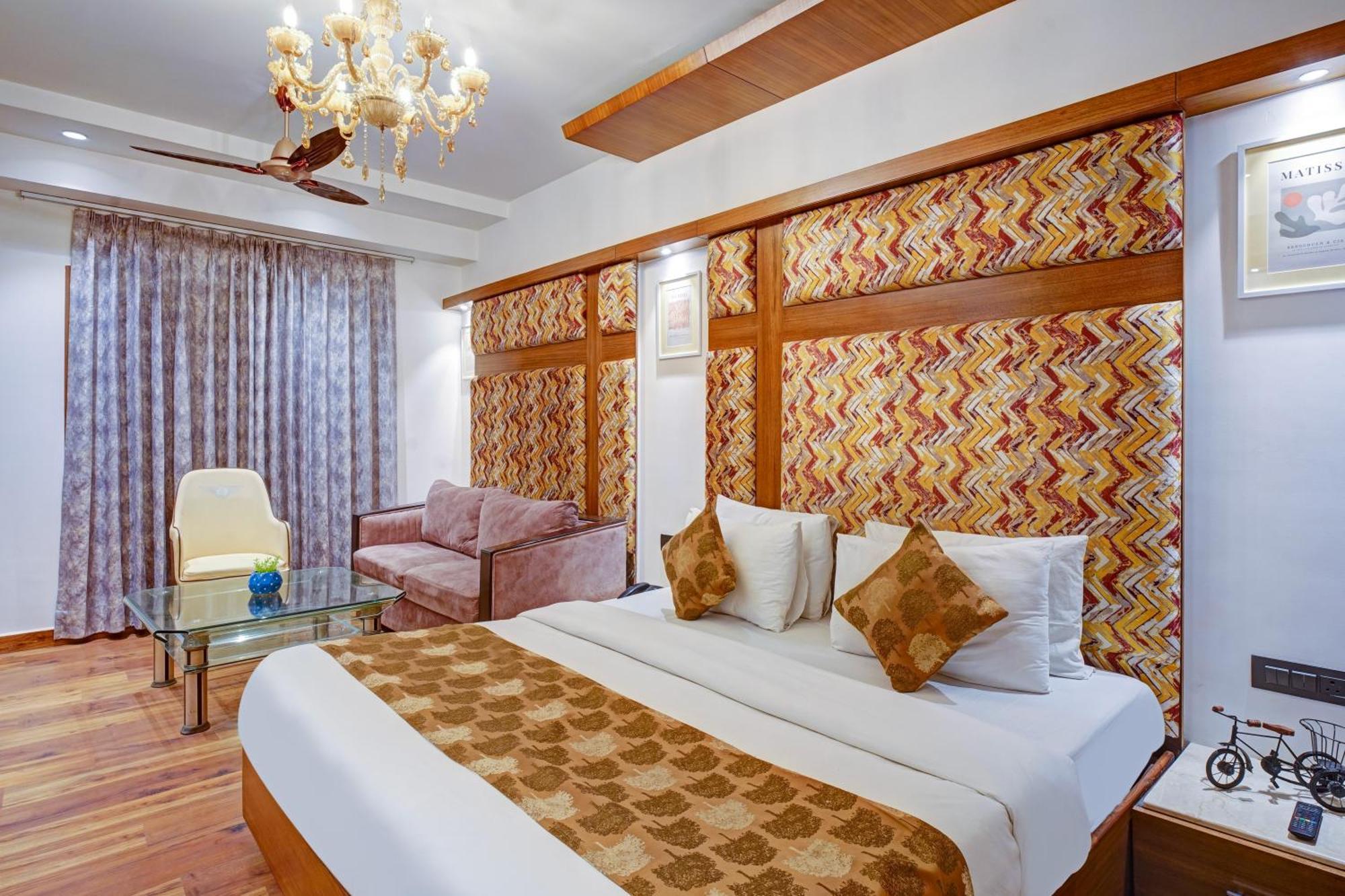 Hotel The Pearl, City Center - Traveler'S Choice Award Winner For 2025 ニューデリー エクステリア 写真