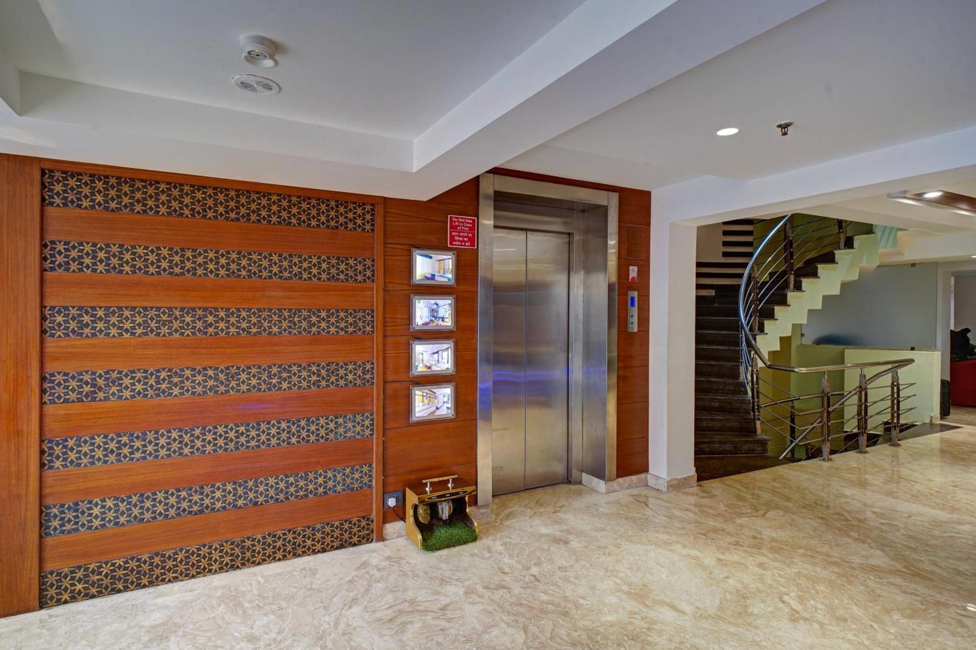 Hotel The Pearl, City Center - Traveler'S Choice Award Winner For 2025 ニューデリー エクステリア 写真