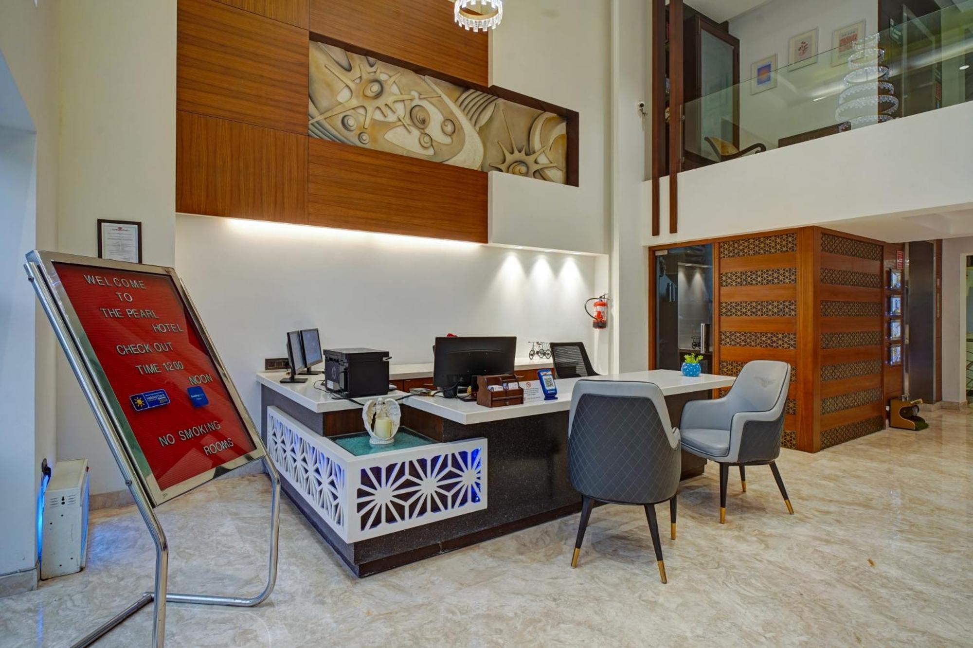 Hotel The Pearl, City Center - Traveler'S Choice Award Winner For 2025 ニューデリー エクステリア 写真