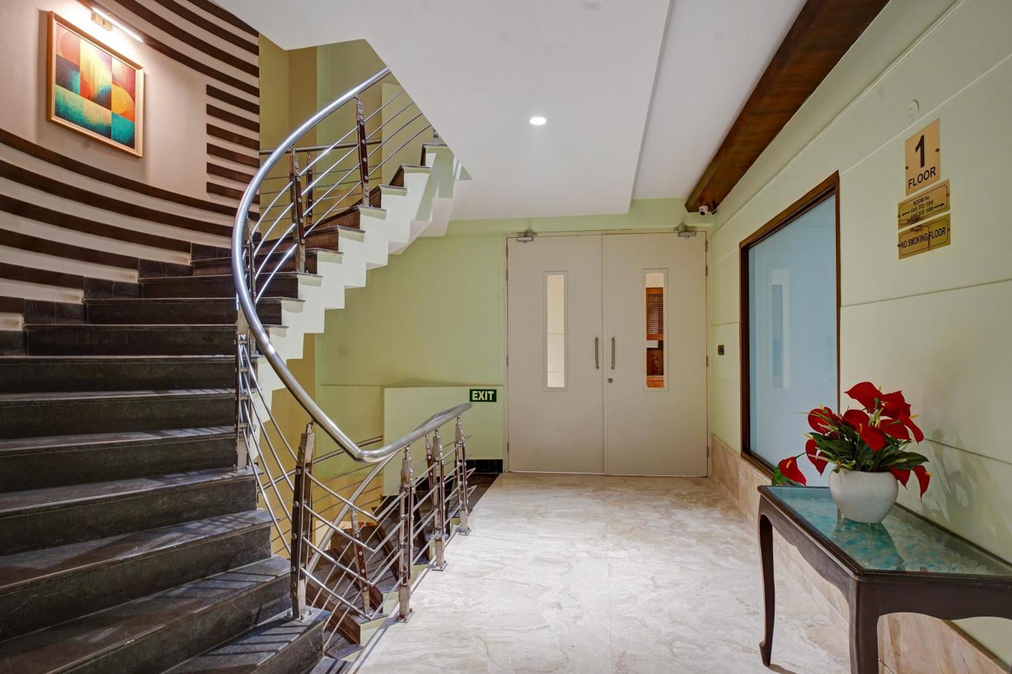 Hotel The Pearl, City Center - Traveler'S Choice Award Winner For 2025 ニューデリー エクステリア 写真