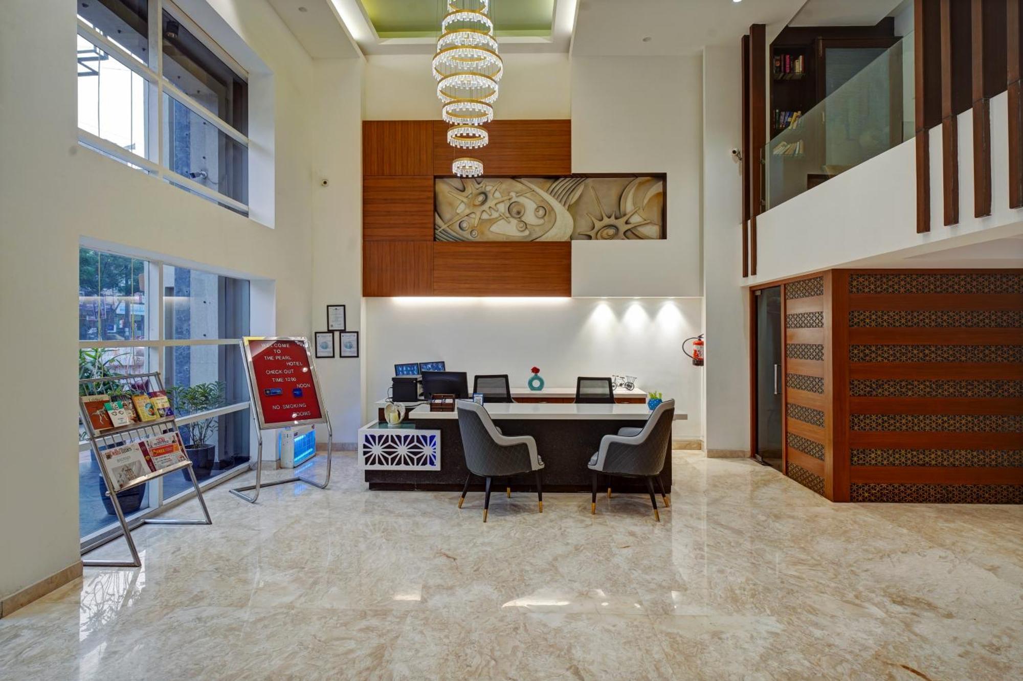Hotel The Pearl, City Center - Traveler'S Choice Award Winner For 2025 ニューデリー エクステリア 写真