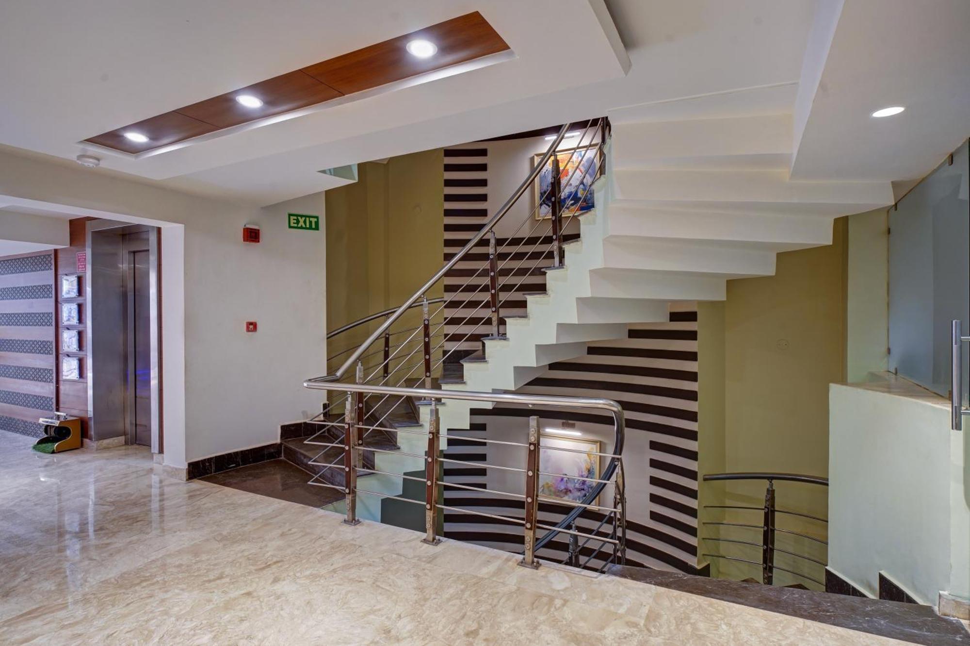 Hotel The Pearl, City Center - Traveler'S Choice Award Winner For 2025 ニューデリー エクステリア 写真